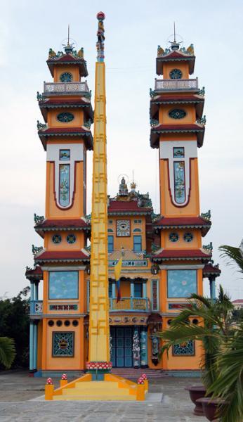 обелиск перед входом /храм г. Ка Мау Вьетнам/